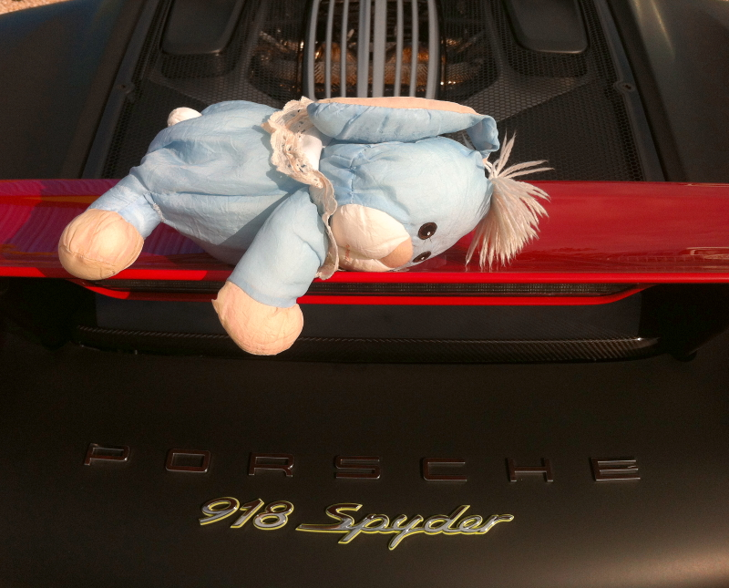 Illustration for article titled Sharing A Track With A Porsche 918 Makes For A Very Good Day